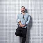 АВТОРСКИ ПОЧЕРККатегорията, в която се намират ресторанти с изразен характер и разпознаваем почерк. Менюто носи личния стил на готвача и отстоява конкретна кулинарна позиция. Оценяват се оригиналността на концепцията, нейната последователност и цялостната визия на кухнята.Номинирани:Niko'las 0/360КосмосJAZUDieci Boutique RestaurantОТЛИЧЕН: UNICA by priceless"Основната ми идея е да показвам храната в нейната същност и простота, но да търся дълбочината във вкуса", казва шеф Николай Попов, който оглавява кухнята на Unica by Priceless и е един от четиримата българи, част от престижната международна асоциация JRE. В ресторанта, разположен в сърцето на София, той предлага собствен прочит на италианските ястия, като съчетава класически техники с локални и сезонни продукти и именно този баланс на традиция и интерпретация носи на мястото тазгодишното отличие "Авторски почерк".За шеф Николай Попов кулинарията е повече от професия – това е пътуване през вкусове и култури. След 23 години гастрономически опит в Италия неговите ястия отразяват сърцевината на италианската кухня, пречупена през личния си поглед. Описва стила си като различен, цветен, иновативен, същевременно като "по-прибран" и минималистичен и възприема Unica не само като място за хранене, но и като на платформа за експерименти.На снимката: шеф Николай Попов