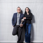 РЕСТОРАНТ НА ГОДИНАТАТова е категорията, която символизира най-високото отличие в конкурса -признание за място, превърнало гастрономията в цялостно изживяване.Номинирани:Come PrimaAndréThe RevolutionaryValereОтличен: DIECI Boutique RestaurantВ началото мнозина им казват, че са луди. Италианска двойка - шеф-готвач и сомелиер - да се установи в малко българско село и да създава fine dining кухня за ограничен брой гости на вечер звучи наистина като необичайна идея. Но шеф Джанфранко Киарини - роден в областта Емилия-Романя, с колумбийски корени, учил в Le Cordon Bleu, готвил за държавни лидери и работил с шеф-готвачи, носители на три звезди "Мишлен" - и съпругата му Анна Киарини, сомелиер и мениджър на ресторанта, не виждат нещата така.Още при първото си идване в България те усещат, че това място, че са на точното, свое място. Затова избират да се установят в малкото село Девино край Търговище, където през пролетта на 2021 г. отварят собствен кулинарен проект.Dieci Boutique Restaurant - малък ресторант, който работи с необичаен формат: всяка вечер приема само десет гости. Името идва от италианската дума dieci - "десет" - и описва точно начина, по който функционира мястото. Вместо традиционно меню, вечерята преминава през дегустационна последователност от няколко курса, поднесени за всички гости едновременно.В кухнята Киарини използва техники от италианската гастрономия, но работи основно с местни продукти - диви билки, горски гъби, зеленчуци от региона, дивеч и сезонни плодове.Менюто обикновено включва десет плюс един курса, които постепенно преминават от по-леки към по-наситени вкусове. В чиниите се използват сравнително малко елементи, но продуктите минават през различни техники - ферментации, бавно готвене, концентрирани бульони и сосове. Много от съставките се подготвят предварително в кухнята на ресторанта - от ферментирали зеленчуци до домашни гарнитури и бульони.Анна Киарини изгражда винените комбинации към всяко меню и представя вината по време на вечерята. Гостите често общуват директно с екипа, който обяснява произхода на продуктите и начина на приготвяне на отделните ястия.Работата на ресторанта е изградена и около устойчив модел. Dieci използва соларни панели за електричество, собствен водоизточник и система за компостиране на органичните отпадъци. В кухнята се следва принципът zero-waste, при който продуктите се използват максимално, а остатъците се рециклират или компостират.Този подход носи на ресторанта международни отличия. Dieci е първият ресторант в България и Източна Европа с наградата Green Key, както и единственият в страната с три звезди от Sustainable Restaurant Association в Лондон - най-високата оценка на организацията за устойчиви ресторанти, и има 76,5 точки в La Liste, престижната международна класация, която се смята за един от глобалните ориентири за най-добрите места за хранене в света..Форматът с ограничен брой гости и предварителни резервации прави вечерите в Dieci планирани предварително, а посетителите често пътуват до Девино специално за дегустационното меню и срещата с екипа на ресторанта.Най-високото отличие тази година идва най-вече заради кухнята на Dieci Boutique Restaurant и начина, по който тя интерпретира местните продукти. Менюто на шеф Джанфранко Киарини впечатлява с изчистен, но прецизен стил, в който всеки курс е изграден около няколко основни съставки, обработени чрез различни техники - ферментация, бавно готвене, концентрирани бульони и внимателно изградени сосове. Вкусовете постепенно се надграждат през дегустационната последователност - от по-леки и свежи до по-дълбоки и наситени. Журито отличава именно тази комбинация от техническа прецизност, силно усещане за сезонност и умението на шефа да превърне местните продукти в сложни, балансирани и запомнящи се ястия.На снимката: шеф Джанфранко Киарини и Анна Киарини