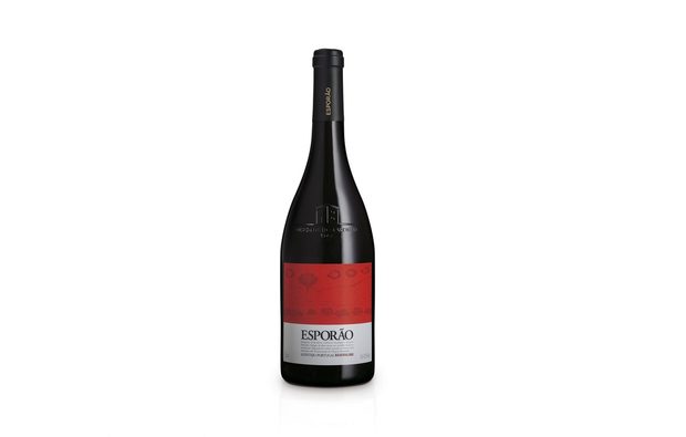 Esporao Reserva Tinto 2012Ястие: Телешка млечна трилогия с артишок, коприва, син картоф и сос мадейраПартньор: ТрансимпортВинен район: Алентежу, ПортугалияПроизводител: Хердаде До ЕшпораоСорт: Арагонеш, Тринкадейра, Каберне Совиньон, Аликанте БушеЦвят: дълбок червен цвятАромат: интензивни аромати на подправки и сушени горски плодове, с нотки на дъбВкус: богат и плътен, добре балансирани танини с потенциал за стареене в бутилкатаПодходящи храни: печено агнешко, телешко и тестени храниДобре структурирано вино с многопластов характер и мощни танини. Плътният и богат вкус изключително допълва усещанията от вкусното телешко. Сомелиерът Слави Райчев обърна внимание, че плодовата нотка добре подчертава комбинацията от коприва, артишок и сладък картоф.