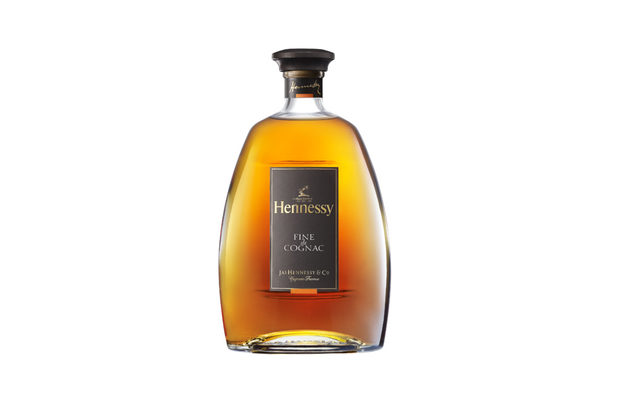 Hennessy Fine de CognacЯстие: Ябълков щруделПартньор: АвендиСъздаден през 2002 г. Hennessy Fine de Cognac е балансиран бленд, който съчетава коняци с отличителни фини флорални нотки и деликатни плодови аромати, запазени благодарение на внимателно отлежаване. Hennessy Fine de Cognac е конякът на Hennessy, който пресъздава най-добре естествената елегантност и чистота на коняка.Има светло-кехлибарен цвят и характерна кристална прозрачност. Ароматът му разкрива нотки на нуга и лешник. Вкусът е елегантен и мек, напомнящ леко на виенско кафе. Постепенно се разкриват и нотки на захаросани цитруси и бергамот, които преминават във фин, свеж послевкус.Изисканият цветен и плодов характер се запазва благодарение на бъчви, в които вече са отлежавали 4-5 вида коняк. Така се избягват излишни дъбови нотки или пикантност.Hennessy Fine de Cognac се разгръща по различен начин, в зависимост от това дали го консумирате с лед, с вода или чай, като коктейл или чист.