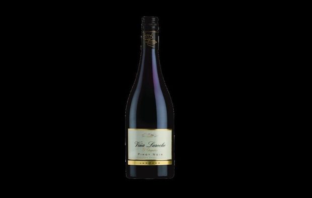 Vina Laroche - El Chaparro Pinot Noir 2013Ястие: Крушови текстуриПартньор: ТрансимпортВинен регион: Долината Казабланка, ЧилиПроизводите: Виня ЛарошСорт: 100% Пино НоарОтлежаване: 50% от виното отлежава в дъбови бъчвиЦвят: Средо рубинено червенАромат: Интензивен аромат на горски плодове и подправкиВкус: Балансиран, подкрепен от нежен вкус на дъб и кадифени танини на финалаСомелиер Слави Райчев сподели с гостите на вечерята, че е бил изключително затруднен от интерпретацията на крушите на шеф Анри Донно и неговото специфично ястие. "Първото нещо, което ми дойде на ум беше, че имам нужда от един хубав пино ноар, и то в стил "Нов свят". След това вече беше лесно, защото веднага се сетих за един от най – добрите – Домейн Ларош Чили. Ако трябва да го определя с една дума – "часовникарски направено вино". Богат аромат, в който изпъква усещане за череша, ягода, кожа, и леки опушени нотки. Дълъг финал с много меки танини. И много приятен аромат, който остава в празната чаша.