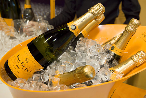 Veuve ClicquotПартньор: АвендиVeuve Clicquot е не просто шампанско, а стил на живот. Veuve Clicquot носи радост и удоволствие на целия свят със своята иновативност, креативност и малка доза лудост.С аромат на бели плодове и стафиди, ванилия и прясно изпечен козунак, перфектен баланс и изключителна първоначална свежест и сила на вкуса, Veuve Clicquot Yellow Label е толкова разпознаваемо и харесвано от ценителите шампанско.