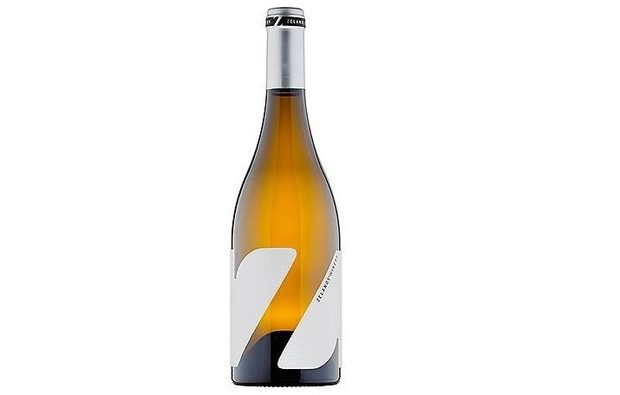 Zelanos Z Chardonnay Barrel 2014Ястие: Опушена есетраПартньор: ТрансимпортРегион: Източната част на Долината на розите, област СунгурлареКатегория: ЗГУ (защитено географско указание) Тракийската низинаРайон: Село Славянци, лозе – Куш БаларРеколта: 2014Аромат: на праскова с намек на минералностВкус: сладък на костилкови плодове с цитрусови нотки, обогатени със сладоледено-ванилови акцентиЧаст от виното е ферментирало в нови френски дъбови бъчвиАлкохол: 13,8%Разфасофка: 0,750мл.Сомелиерът Слави Райчев описва това вино като "интензивен нос с усещане за жълта ябълка, препечен тост и кайсия. Тялото е с елегантна свежест. Усещане за деликатен дим във финала."На гала-вечерята на "Бакхус", Слави Райчев направи интересна връзка между сложното ястие на Ваня Найденова и шардонето " Зеланос", които заедно оформят съвършено балансиран вкус – талантът на младия готвач се съчетава тематично с една от първите реколти на сравнително новата изба "Зеланос".