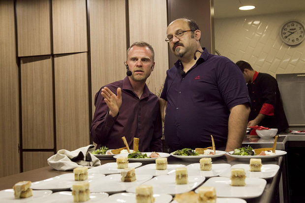 Поредната "Вечер на любителите готвачи" на 19 май този път ни срещна с Илиян Димитров (в дясно) и Иво Станков – финансисти, барабанисти и ... създатели на Кулинарен Блоговодител (blogovoditel.com). Поканихме ги, за да проверим доколко хилядите рецепти и блогпостове, минали през очите им за пет години са развили кулинарен талант в тях. Иво и Илиян наистина ни предложиха едно разнообразно, свежо и вкусно изживяване, голяма част от което бе вдъхновено именно от находчивите рецепти и идеи на блогъри, но изпълнени и с малко авторско виждане.