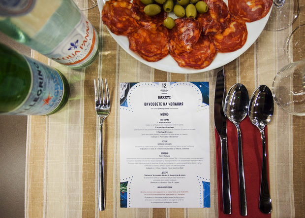 Вечерята "Вкусовете на Испания" бе любезно домакинствана от демонстрационния ресторант ShowHow на нашите партньори от "Томеко". И както повелява испанската традиция гостите бяха посрещнати с плата с чоризо и маслини и вкусния квасен хляб на "Хлебар".