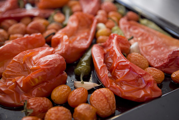 Подготовка на съставките на специалния доматен чили сос с рози.