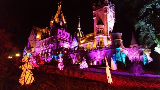 "Дрехенфелс" е съвременно построен замък близо до Бон.По време на Коледния базар оживява като предлага богата палитра павильони за ядене и греяно вино, за ръчно изработени изделия и въртележки за децата.