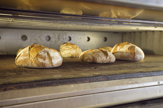 Един начин да разберете дали хлябът е готов е да почукате отдолу - ако бие на кухо, то значи е изпечен.