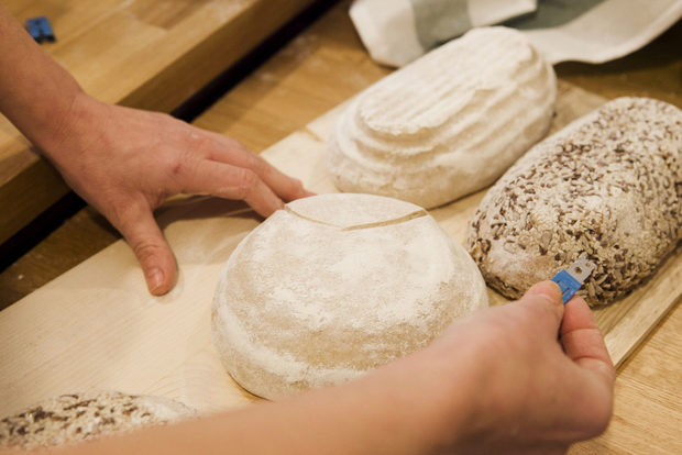 Нарязването на хляба преди да се вкара във фурната става най-лесно с бръснарско ножче или много остър нож. Всеки може да направи своя запазена марка на нарязване.