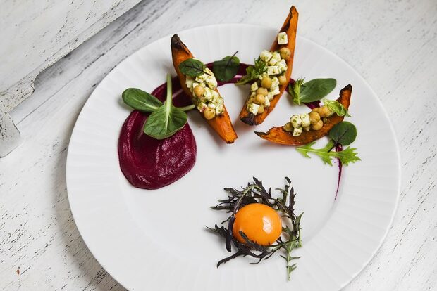 Салата | SaladСалата с печена био тиква хокайдо с крем от цвекло и орехи, конфитиран жълтък, пресносолно овче сирене с песто от зелени домати Organic red kuri squash salad with beetroot and walnuts cream, egg yolk confit, raw sheep cheese and green tomatoes pesto  Онлайн резервация с Dineout