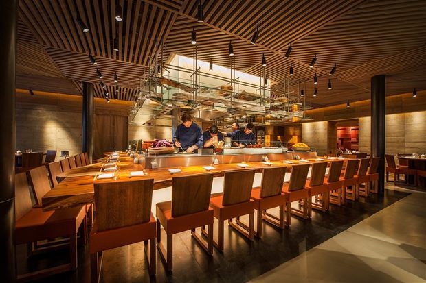 Лука Спига завършва училище по кетъринг в Сардиния и на 20 годишна възраст започва работа в ресторант в Италия с една звезда Мишлен. За 5 години там, той преминава през всички секции в кухнята. Кариерата му го отвежда в Лондон, където се присъединява към екипа на шеф Marcus Wareing, от когото, по собствени думи, научава много ценни уроци за работата в кухнята и за професията като цяло.Съдбата го среща с групата Zuma Restaurants, след като започва да работи в японска компания. За пет години, от най-ниското стъпало той се изкачва до отговорник за два ресторанта от веригата. Към момента той е и Chef de Cuisine в ресторант Roka Restaurant Mayfair в Лондон.Ястието за церемонията "Ресторант на годината Бакхус 2016 Acqua Panna & San Pellegrino" ще бъде посветено на осезанието с три вариации от сьомга.