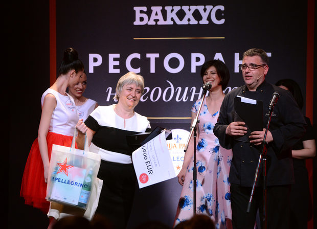 Наградата беше връчена от - Деляна Монева - директор на HRC Culinary Academy и от Сияна Караманлиева - бранд мениджър Аква Пана & Сан Пелегрино, Аведни.
