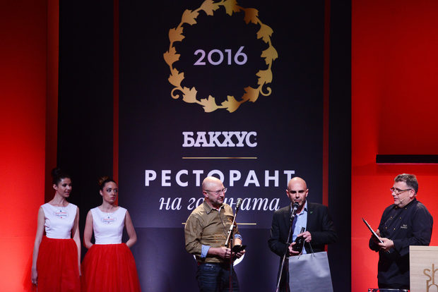 Ресторант "Хеброс" спечели наградата за "Най-добро обслужване", връчена от Александър Скорчев - председател на борда на журито на "Бакхус".