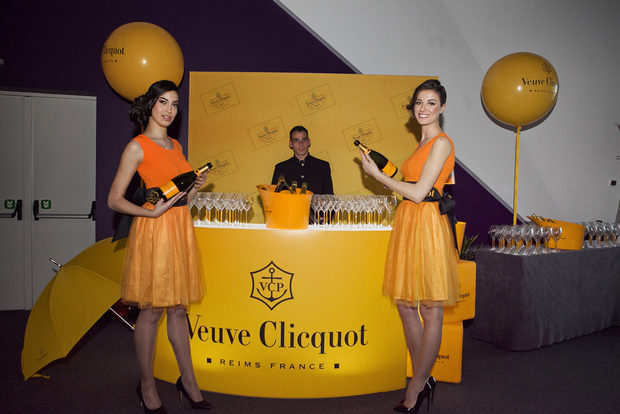 Veuve ClicquotVeuve Clicquot носи радост и удоволствие на целия свят със своята иновативност, креативност и малка доза лудост.С аромат на бели плодове и стафиди, ванилия и прясно изпечен козунак, перфектен баланс и изключителна първоначална свежест и сила на вкуса, Veuve Clicquot Yellow Label е толкова разпознаваемо и харесвано от ценителите шампанско.