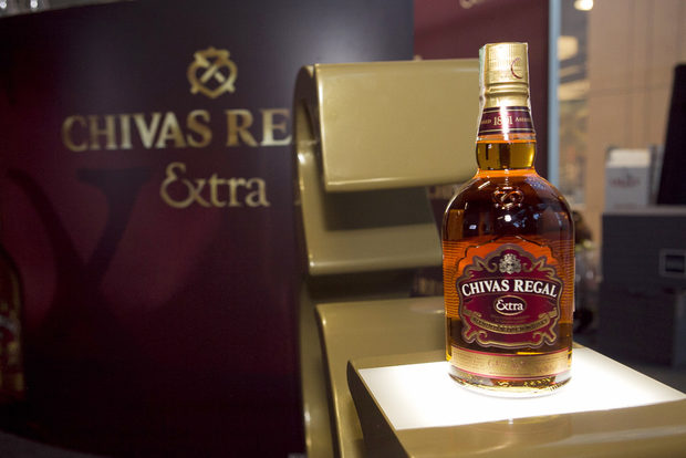 Chivas Regal ExtraChivas Regal Extra обещава изключително богато и щедро скоч изживяване. Тайната на неговия вкус се крие в старателно подбраните уискита, отлежавали в шери бъчви. Произхождащи от Испания, тези качествени олоросо шери бъчви са гаранция за високо качество, придавайки на уискито дълбокия му кехлибарен цвят и богати, сладки и пикантни аромати.