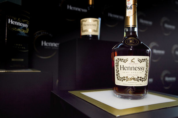 Hennessy Fine de CognacСъздаден през 2002 г. Hennessy Fine de Cognac е балансиран бленд, който съчетава коняци с отличителни фини флорални нотки и деликатни плодови аромати, запазени благодарение на внимателно отлежаване. Hennessy Fine de Cognac е конякът на Hennessy, който пресъздава най-добре естествената елегантност и чистота на коняка.Има светло-кехлибарен цвят и характерна кристална прозрачност. Ароматът му разкрива нотки на нуга и лешник. Вкусът е елегантен и мек, напомнящ леко на виенско кафе. Постепенно се разкриват и нотки на захаросани цитруси и бергамот, които преминават във фин, свеж послевкус.Изисканият цветен и плодов характер се запазва благодарение на бъчви, в които вече са отлежавали 4-5 вида коняк. Така се избягват излишни дъбови нотки или пикантност.Hennessy Fine de Cognac се разгръща по различен начин, в зависимост от това дали го консумирате с лед, с вода или чай, като коктейл или чист