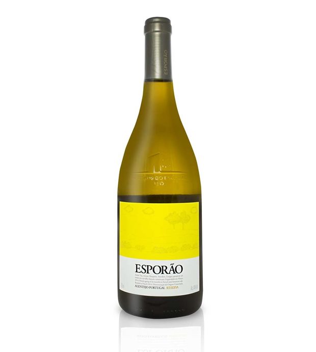 Esporão Reserva Branco 2015 Alentejo Portugal DOCВинен район: Алентежу, ПортугалияПроизводител: Хердаде До ЕшпораоСорт: Antão Vaz, Arinto, RoupeiroЦвят: Кристално чист сламено жълт със зелени нюансиАромат: Комплексен, бели плодове с деликатни подправки, препечен хляб и минерални нотки.Вкус: Добре балансирано с маслена структура и обем. Богат вкус с дълъг и комплексен завършек.