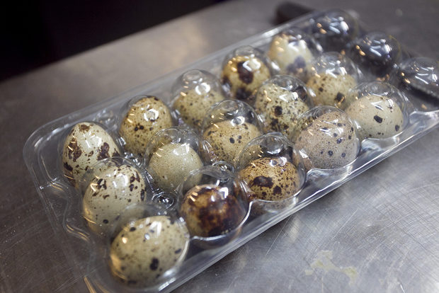 Пъдпъдъчите яйца, също като аспержите, изискват внимателна обработка.