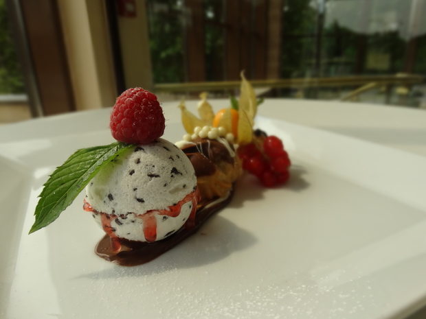 ДесертВариация от шоколадови профитероли и домашен сладолед с рикота
