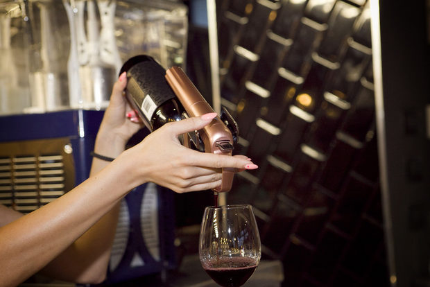 Теодора Александрова търговски представител на Коравин за България представи уникалната система за наливане на вина - практичен и достъпен уред, който ни позволява да си налеем вино на чаша, без да отваряме бутилката.