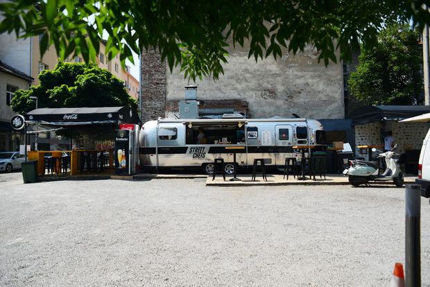 Продължаваме кулинарната си обиколка, за да стигнем до камион на Street Chefs или така наречения food truck, този е достатъчно лъскав, за да удовлетвори градския претенциозен вкус. Паркиран е вече повече от година малко по-надолу по улицата на обособено за целта място, което наподобява паркинг и точно срещу 127-о училище. Бургерите са шест вида – "шефски", хот дог с наденичка, бургер с телешко и свинско, gorgonzola burger с доматена салца, босилек, рукола, горгонзола и телешко, както и съвсем новият от таз седмица The Funky Burger за 9,90 лв. Могат да се поръчат в два размера: половинка и цял. За тези, на които им е писнало от бургери и все пак са застанали на пред камиона и се чудят какво да си поръчат, препоръчваме сочния свинския стеk Tomahawk steak (за 13,90 лв). Напитките включват бира, вино и безалкохолни. Правят и доставки.Street Chefs, ул. Парчевич 58