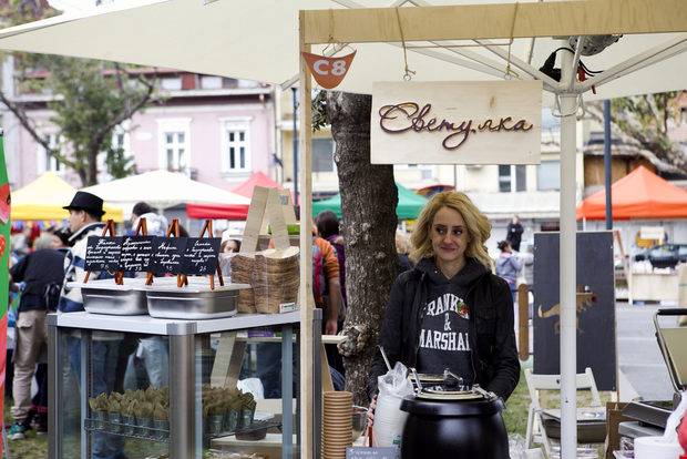 Севда Димитрова, победителка в миналия формат на "Мастър Шеф", посреща децата на щанда на Академия "Светулка"http://www.bacchus.bg/streatfest/sladko_and_soleno/2017/09/13/3041425_detska_kulinarna_akademiia_svetulka/