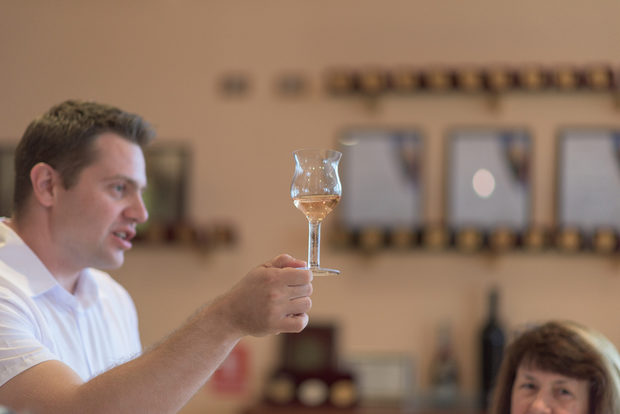 Чашите за пенливо вино имат специално кухо столче, което позволява да се наблюдават по-добре балончетата във виното.Прочетете цялата статия от преживяването тук