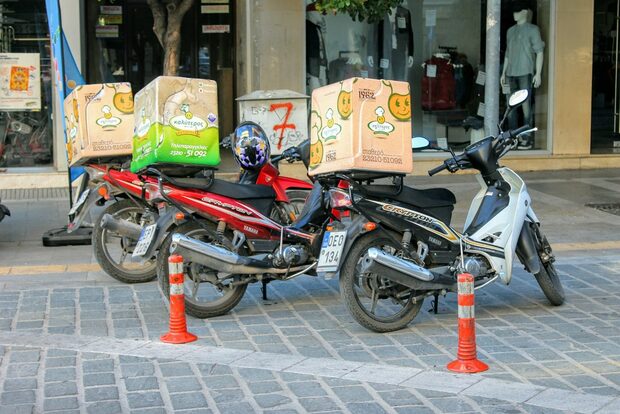 В Серес е особено разпространено храната да се доставя по този начин, мотопедите и моторетките са и основно средство за придвижване.Прочетете цялата статия тук