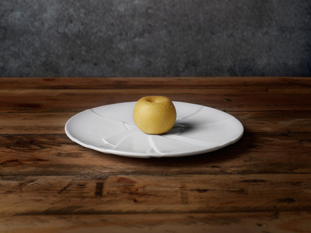 Златна ябълка, пълнена със собрасада и компот от ябълки. Съчетана с Telmo Rodriguez by Miquel Barselo for Matador Project do la Rioja.