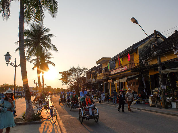 Крайбрежна променада в град Hoi An.Цялата статия може да прочетете тук.