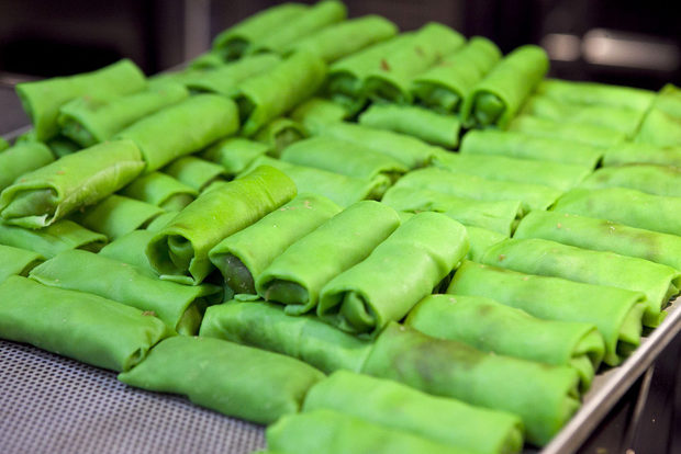 Те се наричат Дадар гулинг и дължат красивия си зелен цвят на специална растителна боя от джунглите на Индонезия, която Яти беше донесла специално за вечерята на Бакхус.