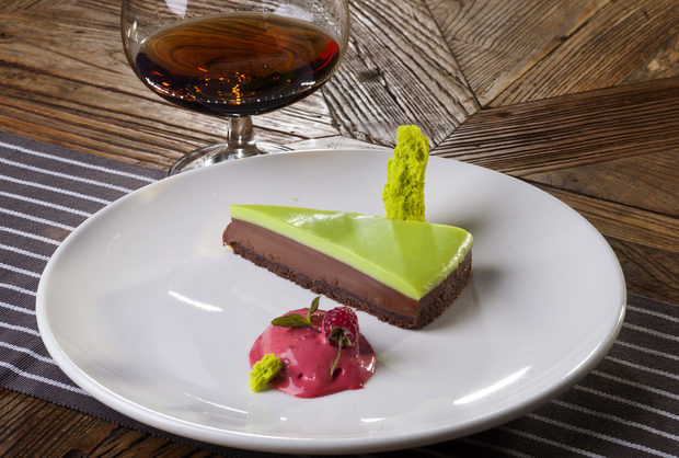 ДесертШоколадов десерт със зелен чай матча, свежи листа мента и малиново сорбе