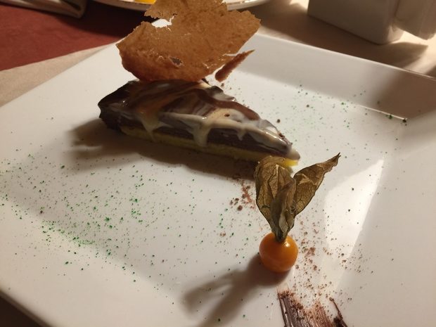 ДесертТорта "Шоколадова похот" с два вида белгийски шоколад, портокалов фондан и какаов тюел