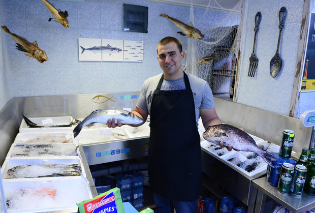 Гръцка рибаДопреди няколко години магазинът се казваше "Гръцка къща". Днес е "Гръцка риба" - магазин за гръцки стоки и прясна риба, с различни собственици, но запазена формула, а тя е да е един добър квартален магазин с възможно най-достъпни цени. Всеки ден има ципура, лаврак, пъстърва, фагри, сьомга, които идват от доставчици и развъдници. Гръцката риба се взима директно от Гърция. Ритъмът на ходене до там е понеделник и четвъртък или вторник и петък. Тогава може да има и светипетрова риба, змиорка, групери, морски език. Само по заявка може да поръчате диви или речни - сулка, бяла, щука, сом. Бонус е, че абсолютно всяка риба може да бъде сготвена по ваша рецепта и изисквания. В магазина се предлагат и зехтини, маслини, гръцки салати, хайвери, сирена, гръцки вина, и разбира се - узо. Друг бонус е този на малкия магазин - по-голяма доза лично отношение и внимание.ул. "Димитър Хаджикоцев" 40887 18 09 18