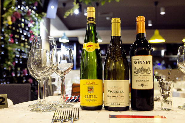 Комплимнет на това апетитно съчетание сложи Andre Lurton Chateau Bonnet Reserve Rouge, AOC Bordeaux 2014. Класическият стил "Бордо" и фината танинова структура бяха възможно най-доброто партньорство за това основно ястие.