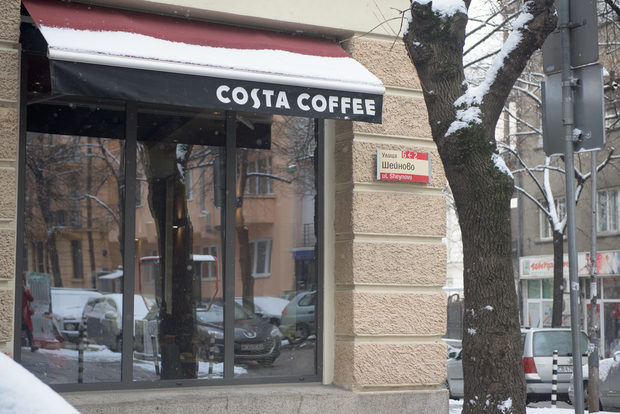 Costa Coffeeул. "Шейново" 2Продължаваме обиколката си и стигаме Costa Coffee. Неотдавна беше свършен ремонтът, след който кафенето изглежда доста по-модерно. Мястото напълно се установи като любимо за срещи и за хора с лаптопи.