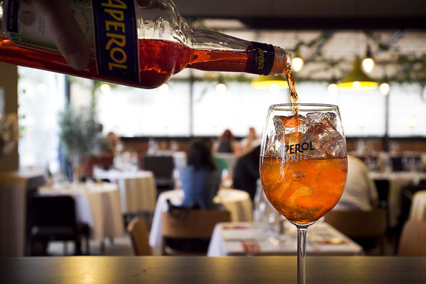 Вечерята започна с освежаващ Aperol Spritz, предоставени от партньорите ни Maxxium Bulgaria, а Петър Петров, бранд мениджър на Aperol, ни разказа повече за историята и рецептата на коктейла.