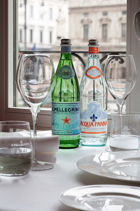 Acqua Panna и S. Pellegrino са натурални минерални води от Италия, тясно свързани със света на виното и висшата кулинария и официалните води на Световната асоциация на сомелиерите. ACQUA PANNA е негазирана, с кадифен и мек вкус. Благодарение на ниския си минерален състав е идеална в комбинации с деликатни вкусове. Препоръчва се за семпли вина с лек и мек вкус - свежи, плодови, бели и газирани, както и за натурални ястия с преобладаващи солени, кисели и маслени вкусове.S. PELLEGRINO е газирана, натурална минерална вода от италианските Алпи. Богата на минерали с натурални, фини балончета, които придават приятен и балансиран вкус. Комбинира се изключително добре с наситени вкусове - от средни до плътни вина с комплексна структура и наситени, развиващи се ястия със силни вкусове. Комбинира се отлично с богата храна като говеждо или зряло сирене.Всичко за Bacchus StrEAT Fest 2 вижте тук.Купете онлайн билет от тук: 