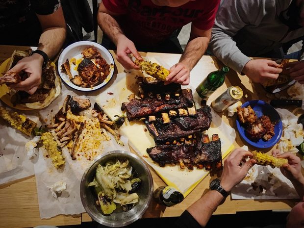 Меню Bacchus StrEAT Fest 2:✤ Sweet BBQ BonesСвински ребра с ½ царевица и салата колсло✤ Pulled Pork Дърпано свинско месо, 1/2 царевица и колсло✤ Pulled Pork DogДърпано свинско месо с колсло и чедър в хот дог питка✤ CORN Грилована царевица с масло и чубрица✤ колSLAWсалата от зеле, морков, ябълка, стафиди, майонезаВсичко за Bacchus StrEAT Fest 2 вижте тук.КУПЕТЕ БИЛЕТ ОНЛАЙН »