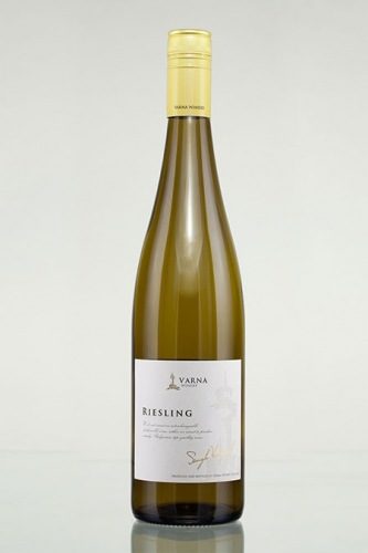 Varna Riesling 2016 / ценова категория до 10 лв.Ризлингът според мен също е сред сортовете, които имат нужда от допълнителна реклама, защото са недооценени от широката публика. А истината е, че ако не крал, той със сигурност е принцът на белите! Великолепни, богати вина, стройни, жизнени и стоманено дисциплинирани, не случайно произходът му е от долината на Рейн в Германия. Ризлингът на Варна е прекрасна изява на сорта, същевременно ясен и разбираем като за първи стъпки с този сорт. Освен това е на убийствена цена (и заслужено взел наградата DiVino Best Buy за 2017). По принцип с този сорт се придържайте към правилото "една година след актуалната реколта", тоест 2016 в момента. След месец-два ще излезе 2017, но нея я пазете за следващото лято. Характеристиката на DiVino: Свеж, зеленикаво-сламест цвят. Носът е подчертано свеж и "прохладен" с нотки на лимон, мокър мъх и далечно - восък. Свежо, стройно и елегантно в устата с меки киселини и добър финал.