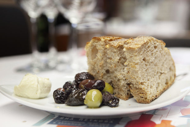 Вечерята започна с комплимент от "Братя Хлебари" - кошница хляб, масло с яйце и сирене, и мариновани маслини.