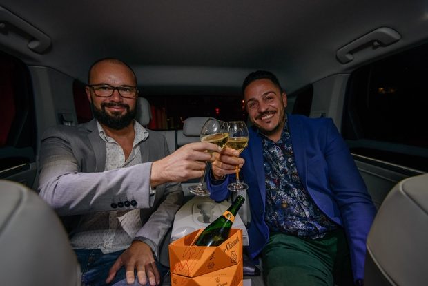 А за да бъде пътуването още по-приятно, предоставяме и изстудена бутилка шампанско Veuve Clicquot , с която вечерта да започне подобаващо./Снимка: Велко Ангелов/