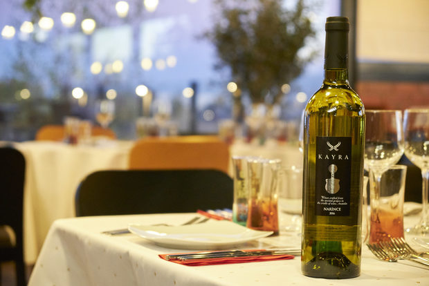 Съчетахме основното с бялото вино Kayra Narince - направено от едноименния сорт, типичен за северна Турция.