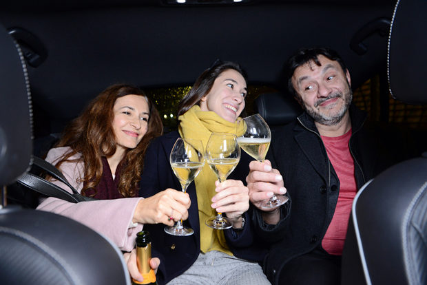 А за да бъде пътуването още по-приятно, предоставяме и изстудена бутилка шампанско Veuve Clicquot , с която вечерта да започне подобаващо./Снимка: Цветелина Белутова/