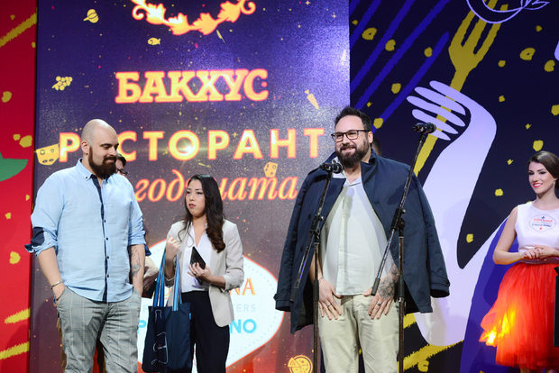 Екипът на Manzo (София) приема наградата си в категория "Дебют".