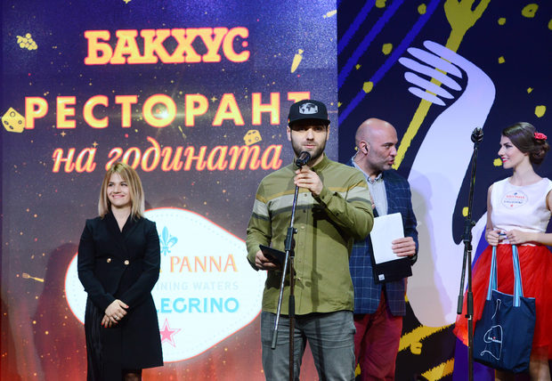 Екипът на Мулти Култи (Пловдив) приема наградата си в категория "Нова вълна: Брънч-ресторант".