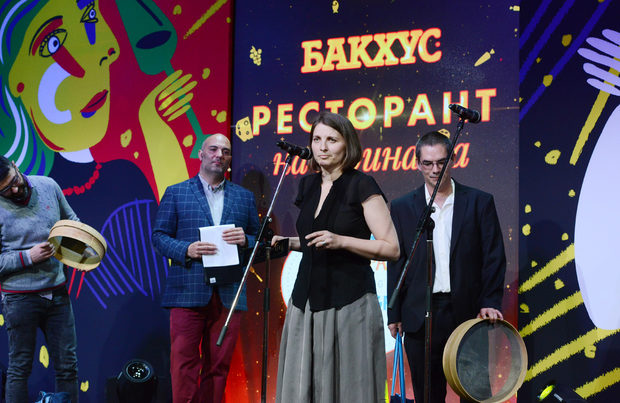 Екипът на L'Etranger получава наградата в категория "Световна кухня".