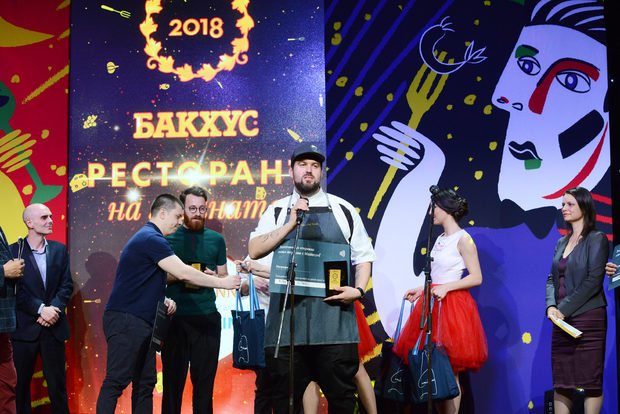 Екпипът на Niko'las 0/360 приема наградата си в категория "Креативна кухня"