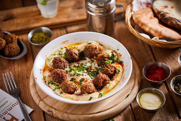 В Hummus Bar предлагаме прясно приготвена, вкусна и автентична храна, поднесена с любов. Толкова просто.Ако още не сте хапвали при нас, ви чакаме да се запознаем на живо на Бакхус StrEAT FEST. Вижте какво ще бъде менюто ни: >>>Следете ни последните новости във Facebook »Всичко за Bacchus StrEAT Fest вижте тук. »Купете билет онлайн от тук