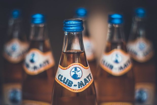 Club-Mate е тонизираща газирана напитка, съдържаща екстракт от аржентинската билка Йерба Мате която действа ободрително на нервната система и дава засилено чувство за фокус. Билката е най-важната алкалоидна напитка в средните и южни части на Южна Америка. Тя има антиоксидантен ефект, освежава и помага на организма в предизвикателствата на деня и нощта.Клуб Мате се произвежда в Бавария по специална 90-годишна рецепта, а днес е една от най-разпространените безалкохолни напитки. Столица на напитката е Берлин, където Клуб Мате е емблема на берлинската парти сцена и resident на най-популярните фестивали.www.instagram.com/clubmatebgСледете ни последните новости във Facebook »Всичко за Bacchus StrEAT Fest вижте тук. »Купете билет онлайн от тук